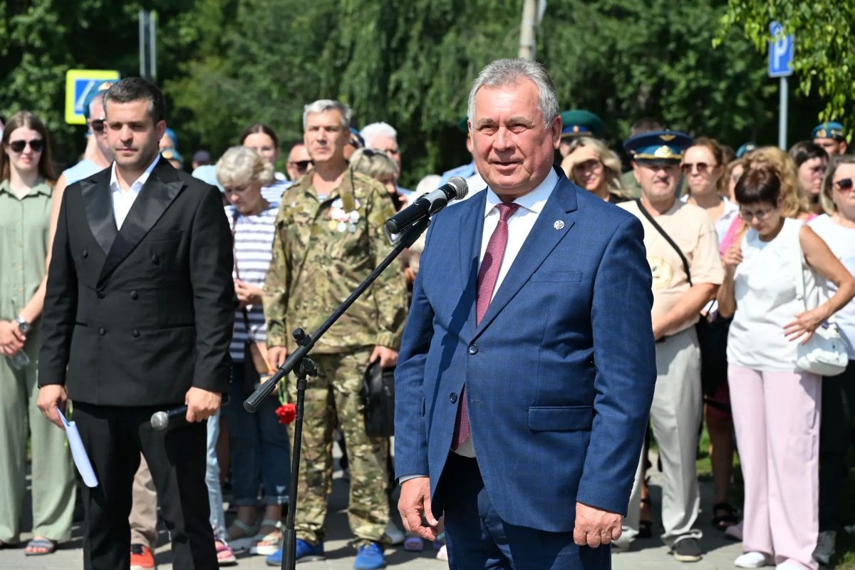 В День ВДВ Александр Романенко возложил цветы к монументу героям-десантникам в Барнауле В День ВДВ Александр Романенко возложил цветы к монументу героям-десантникам в Барнауле
