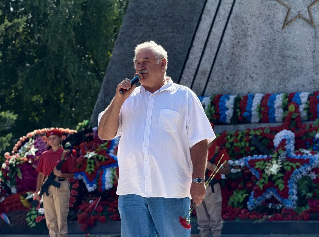 В Бийске отметили 96-ю годовщину со Дня образования воздушно-десантных войск Мероприятие началось с шествия колонн воинов-десантников и их семей по Петровскому бульвару к Вечному огню В Бийске отметили 96-ю годовщину со Дня образования воздушно-десантных войск Мероприятие началось с шествия колонн воинов-десантников и их семей по Петровскому бульвару к Вечному огню