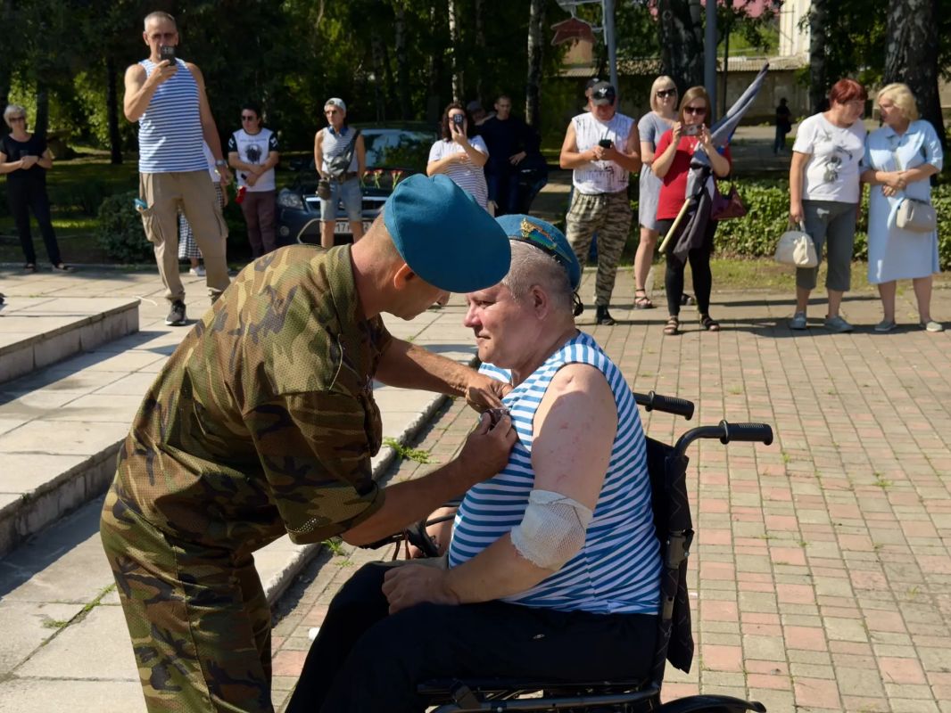 В Бийске отметили 96-ю годовщину со Дня образования воздушно-десантных войск Мероприятие началось с шествия колонн воинов-десантников и их семей по Петровскому бульвару к Вечному огню В Бийске отметили 96-ю годовщину со Дня образования воздушно-десантных войск Мероприятие началось с шествия колонн воинов-десантников и их семей по Петровскому бульвару к Вечному огню