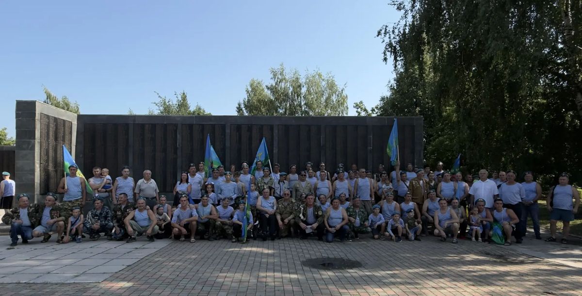 В Бийске отметили 96-ю годовщину со Дня образования воздушно-десантных войск Мероприятие началось с шествия колонн воинов-десантников и их семей по Петровскому бульвару к Вечному огню В Бийске отметили 96-ю годовщину со Дня образования воздушно-десантных войск Мероприятие началось с шествия колонн воинов-десантников и их семей по Петровскому бульвару к Вечному огню