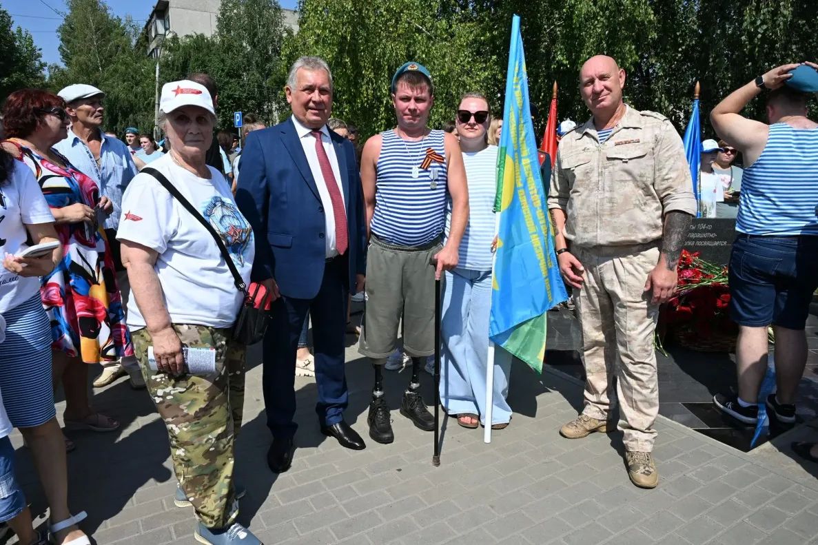 В День ВДВ в Барнауле почтили память бойцов-десантников 6-й роты В День ВДВ в Барнауле почтили память бойцов-десантников 6-й роты