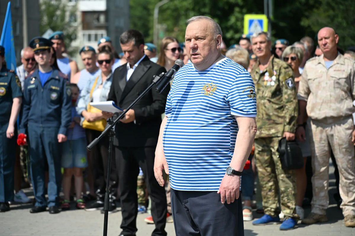 В День ВДВ Александр Романенко возложил цветы к монументу героям-десантникам в Барнауле В День ВДВ Александр Романенко возложил цветы к монументу героям-десантникам в Барнауле