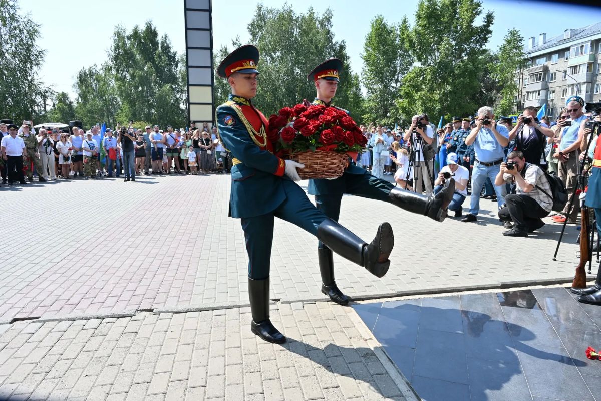 В День ВДВ Александр Романенко возложил цветы к монументу героям-десантникам в Барнауле В День ВДВ Александр Романенко возложил цветы к монументу героям-десантникам в Барнауле