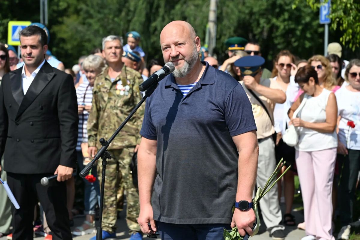 В День ВДВ Александр Романенко возложил цветы к монументу героям-десантникам в Барнауле В День ВДВ Александр Романенко возложил цветы к монументу героям-десантникам в Барнауле