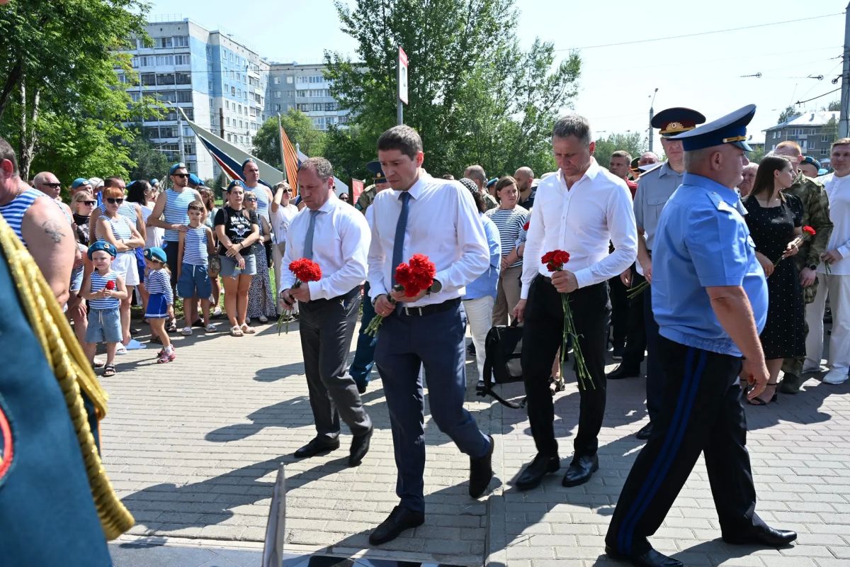 В День ВДВ Александр Романенко возложил цветы к монументу героям-десантникам в Барнауле В День ВДВ Александр Романенко возложил цветы к монументу героям-десантникам в Барнауле