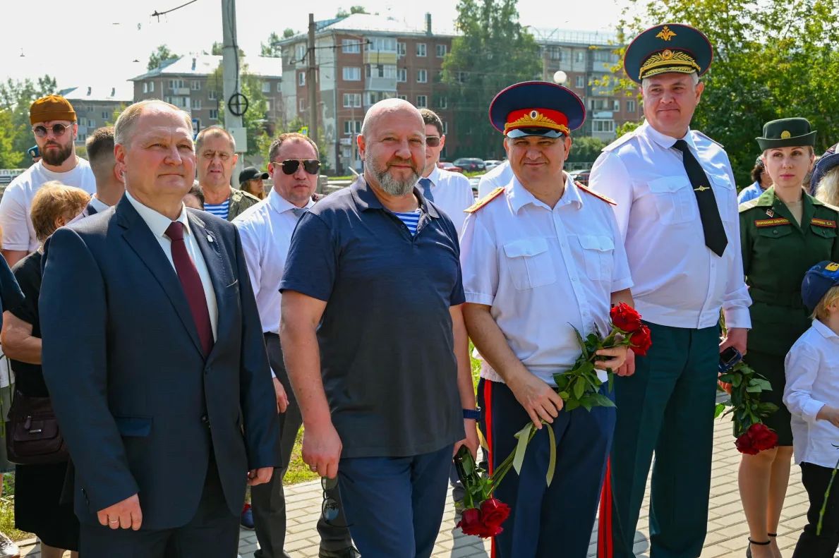 В День ВДВ в Барнауле почтили память бойцов-десантников 6-й роты В День ВДВ в Барнауле почтили память бойцов-десантников 6-й роты
