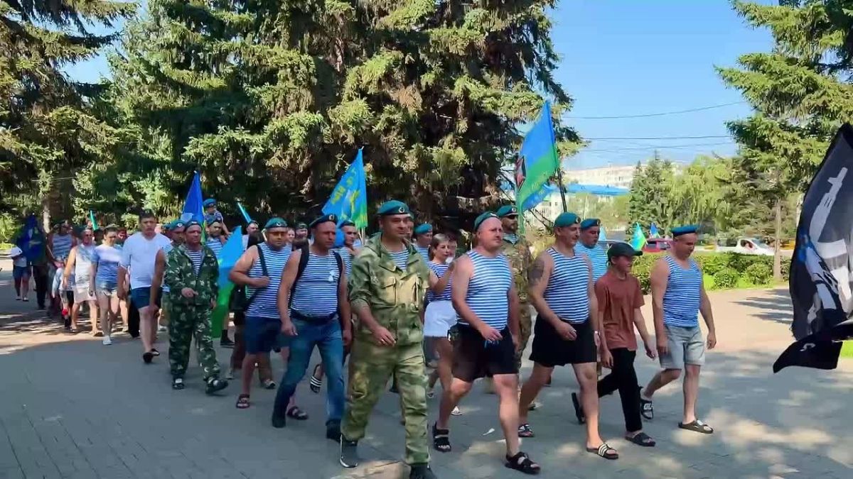 В Бийске отметили 96-ю годовщину со Дня образования воздушно-десантных войск Мероприятие началось с шествия колонн воинов-десантников и их семей по Петровскому бульвару к Вечному огню