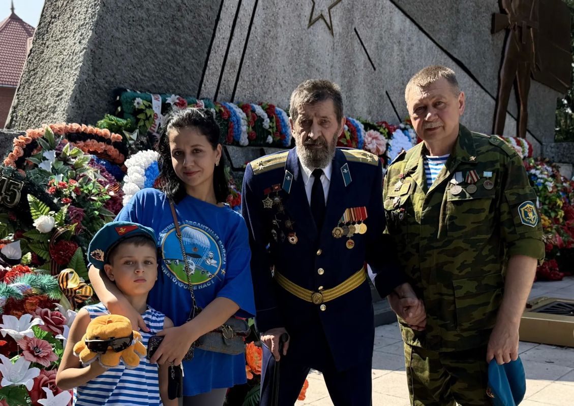 В Бийске отметили 96-ю годовщину со Дня образования воздушно-десантных войск Мероприятие началось с шествия колонн воинов-десантников и их семей по Петровскому бульвару к Вечному огню В Бийске отметили 96-ю годовщину со Дня образования воздушно-десантных войск Мероприятие началось с шествия колонн воинов-десантников и их семей по Петровскому бульвару к Вечному огню