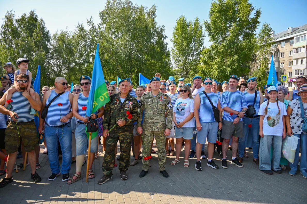 В День ВДВ в Барнауле почтили память бойцов-десантников 6-й роты В День ВДВ в Барнауле почтили память бойцов-десантников 6-й роты