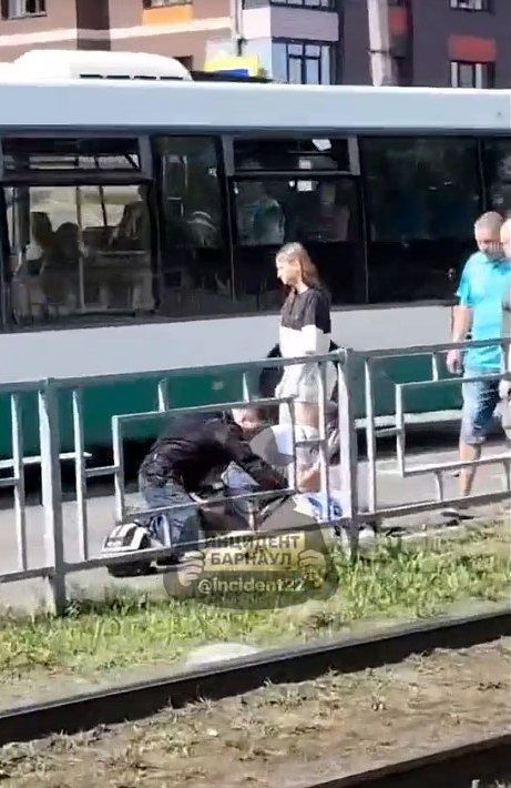 Мотоциклист сбил 79-летнюю женщину в Барнауле