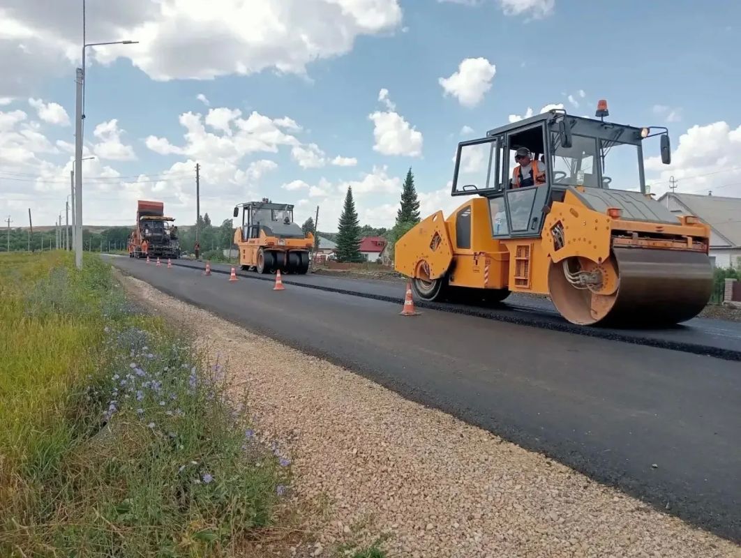 В селе Карамышево обновляют краевой участок трассы