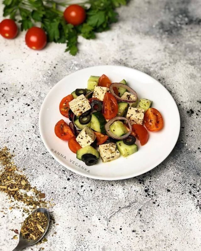 Почувствуйте вкус Средиземноморья: греческий салат с тофу вместо феты
