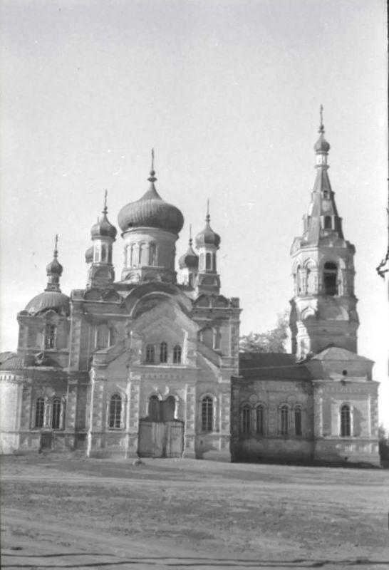 Церковь во все времена была местом, куда люди приходили с радостью, горем, надеждой и молитвой Церковь во все времена была местом, куда люди приходили с радостью, горем, надеждой и молитвой