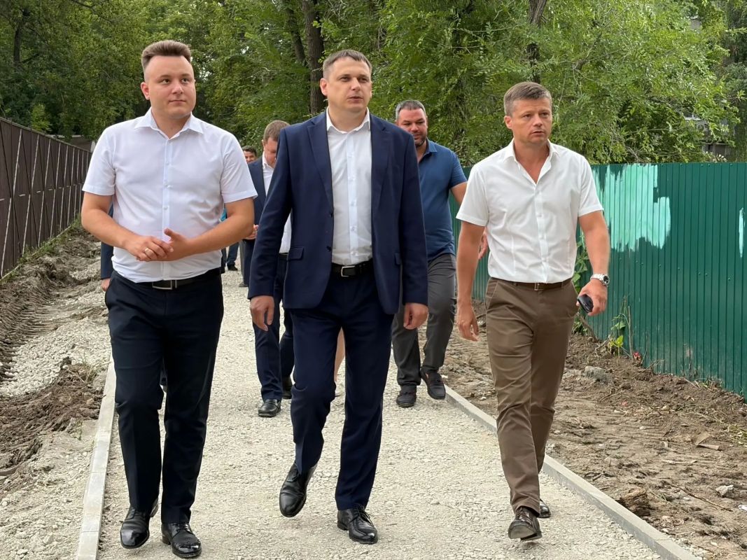 Александр Лисицын оценил, как ведется обустройство пешеходной дорожки в Ленинском районе Барнаула Александр Лисицын оценил, как ведется обустройство пешеходной дорожки в Ленинском районе Барнаула