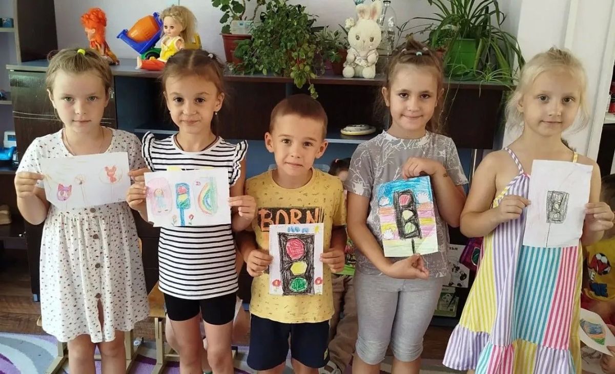 Барнаульские дошкольники в игровой форме знакомятся с правилами дорожного движения Барнаульские дошкольники в игровой форме знакомятся с правилами дорожного движения