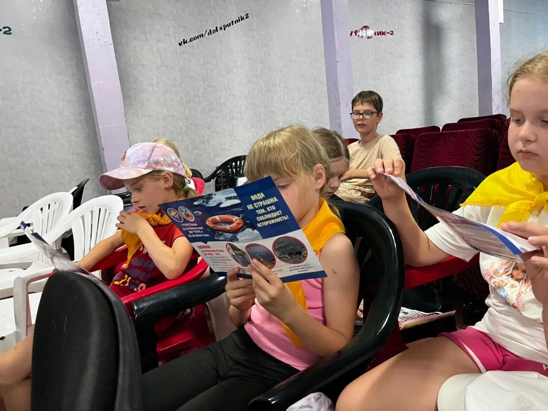 Специалисты Управления Алтайского края по делам ГОЧС и ПБ совместно с сотрудниками отдела регионального государственного надзора в области защиты от чрезвычайных ситуаций провели познавательное профилактическое занятие для... Специалисты Управления Алтайского края по делам ГОЧС и ПБ совместно с сотрудниками отдела регионального государственного надзора в области защиты от чрезвычайных ситуаций провели познавательное профилактическое занятие для...