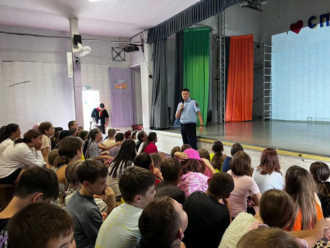 Специалисты Управления Алтайского края по делам ГОЧС и ПБ совместно с сотрудниками отдела регионального государственного надзора в области защиты от чрезвычайных ситуаций провели познавательное профилактическое занятие для... Специалисты Управления Алтайского края по делам ГОЧС и ПБ совместно с сотрудниками отдела регионального государственного надзора в области защиты от чрезвычайных ситуаций провели познавательное профилактическое занятие для...