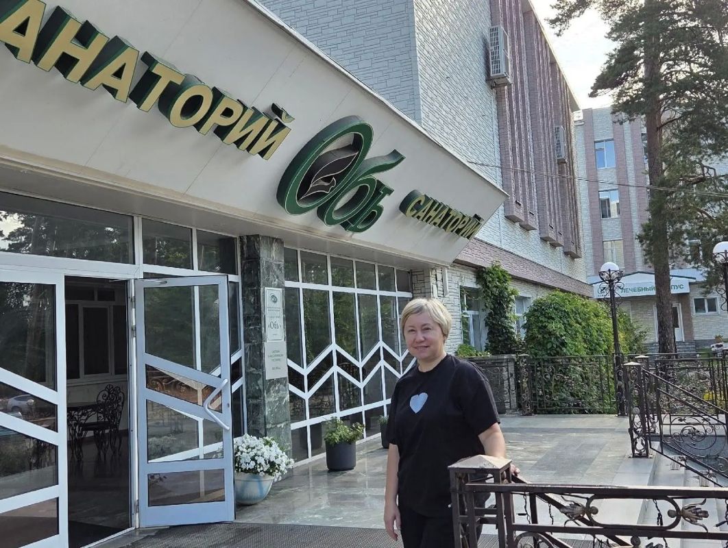 По решению Губернатора Алтайского края Виктора Петровича Томенко сотрудникам учреждений социальной защиты, проработавшим в системе более 10 лет, предоставляются бесплатные санаторные путевки По решению Губернатора Алтайского края Виктора Петровича Томенко сотрудникам учреждений социальной защиты, проработавшим в системе более 10 лет, предоставляются бесплатные санаторные путевки