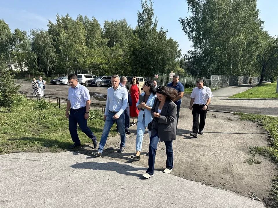 В Барнауле продолжают благоустраивать сквер в посёлке Кирова В Барнауле продолжают благоустраивать сквер в посёлке Кирова