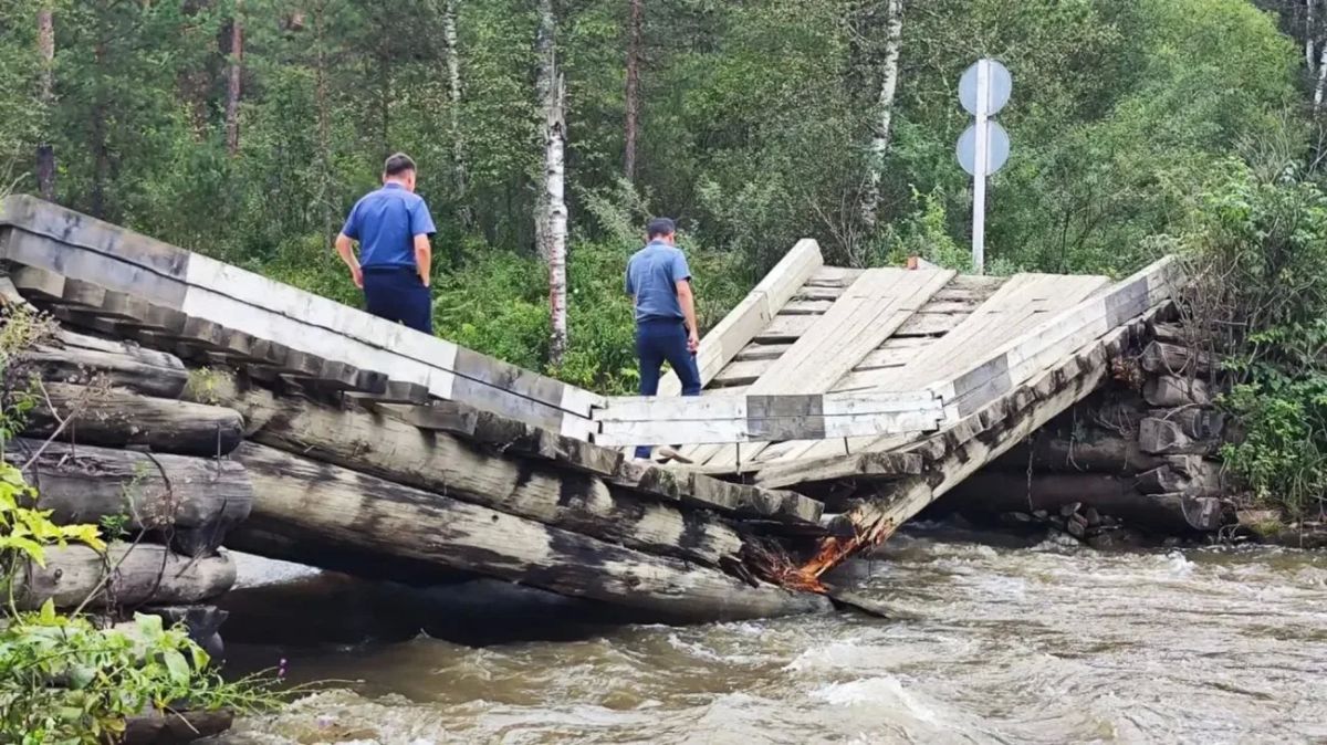 Горном Алтае обрушился мост через реку Элекмонар