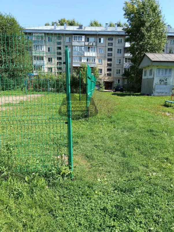 После двух детских травм жители Барнаула требуют проверить футбольную площадку После двух детских травм жители Барнаула требуют проверить футбольную площадку
