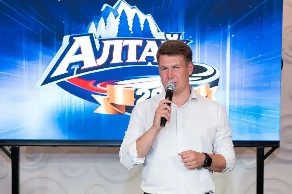 Денис Голобородько вручил краевые награды сотрудникам хоккейной школы «Алтай» Денис Голобородько вручил краевые награды сотрудникам хоккейной школы «Алтай»