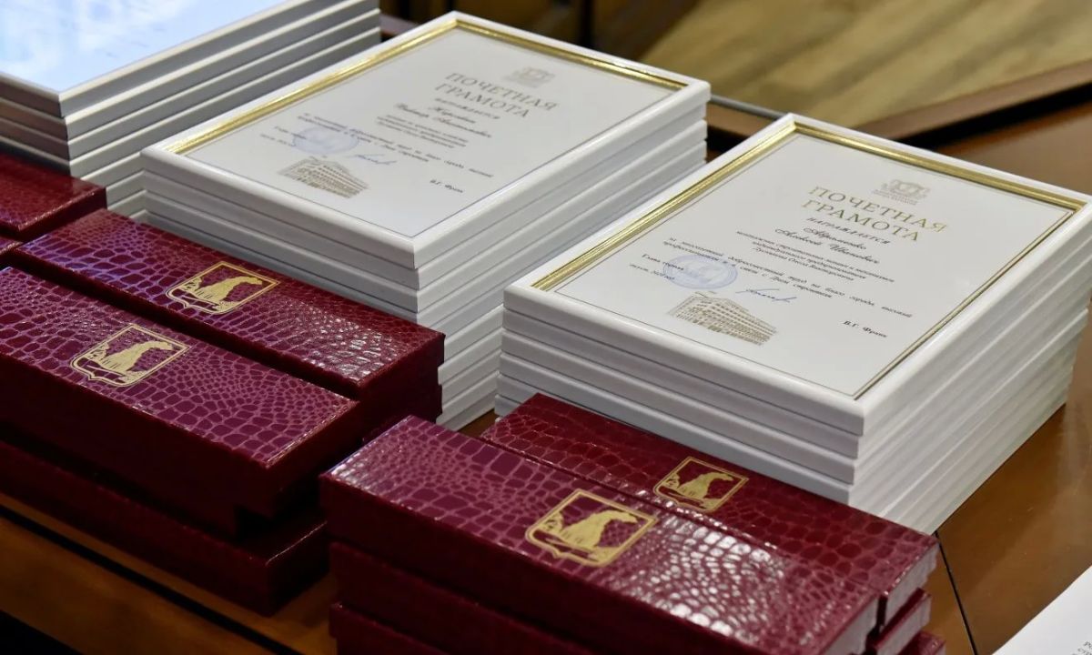 В администрации Барнаула наградили представителей строительной отрасли