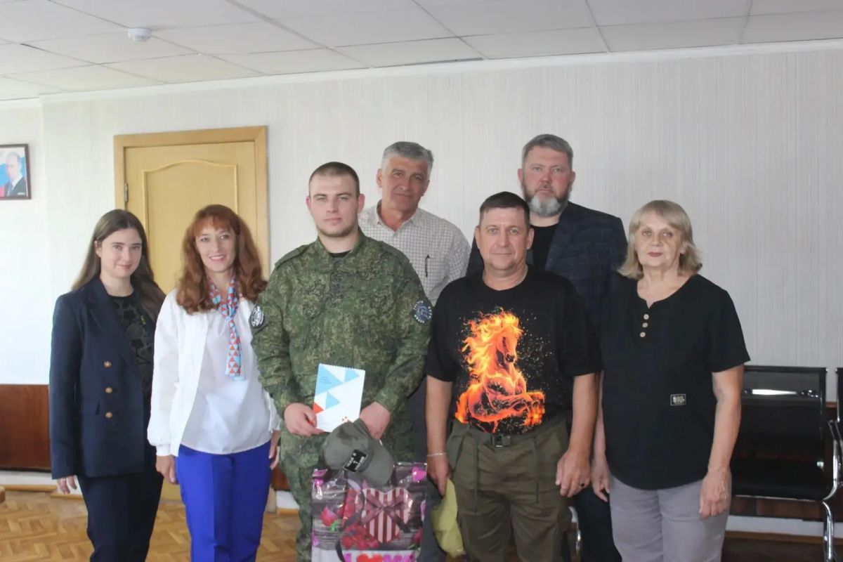 В Чарышском районе прошла встреча депутатов и общественников с военнослужащим - участником СВО