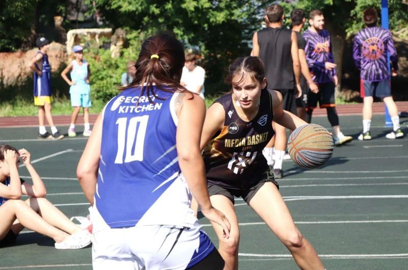 В Барнауле победителями баскетбольного турнира 2 на 2 стали команды Media Basket Altai у девушек и академии Tigers у мужчин и в младшей категории В Барнауле победителями баскетбольного турнира 2 на 2 стали команды Media Basket Altai у девушек и академии Tigers у мужчин и в младшей категории