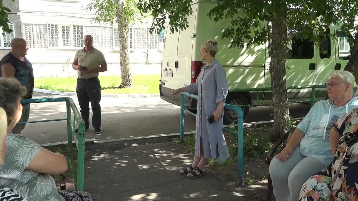 С весны жильцы девятиэтажки по адресу ул. Короленко, 41/2, опасаются за придомовой проезд