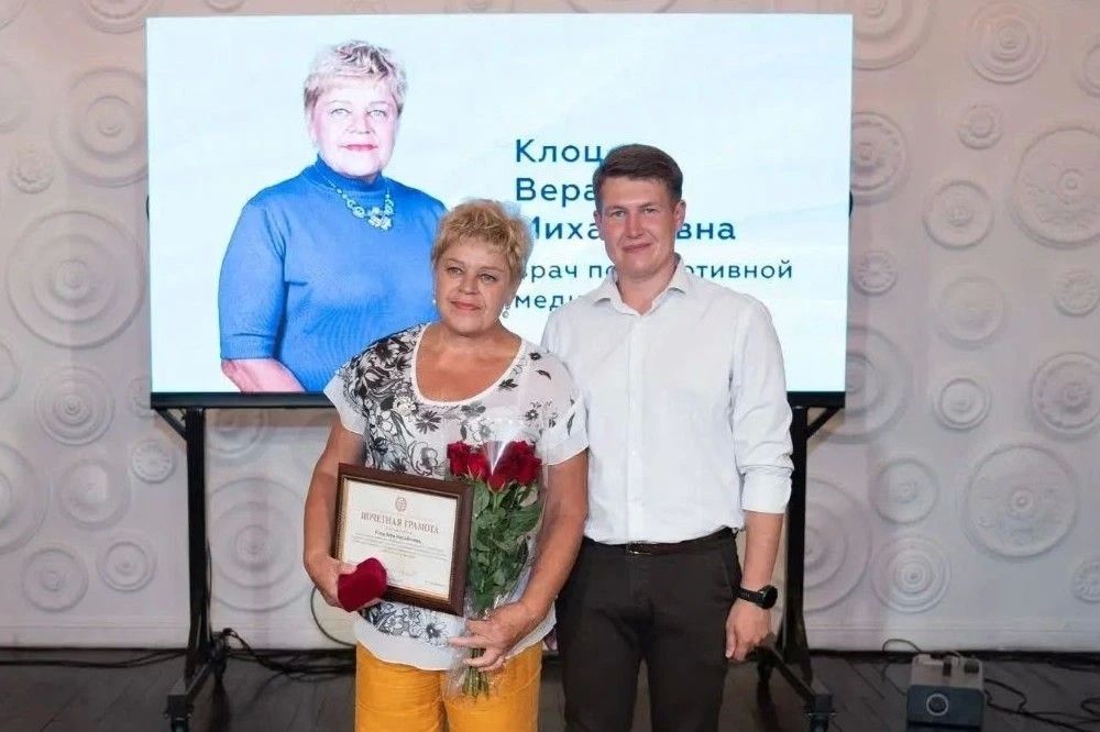 Денис Голобородько вручил краевые награды сотрудникам хоккейной школы «Алтай»