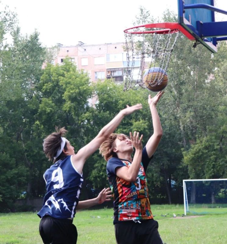 В Барнауле победителями баскетбольного турнира 2 на 2 стали команды Media Basket Altai у девушек и академии Tigers у мужчин и в младшей категории В Барнауле победителями баскетбольного турнира 2 на 2 стали команды Media Basket Altai у девушек и академии Tigers у мужчин и в младшей категории
