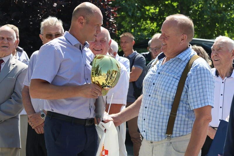 Золотая каска и возложение цветов Золотая каска и возложение цветов