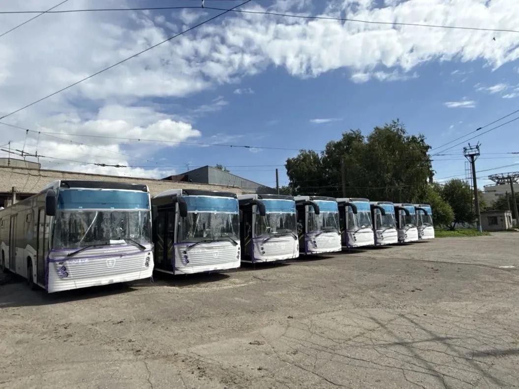 Первая партия новых автобусов приехала в Барнаул Первая партия новых автобусов приехала в Барнаул