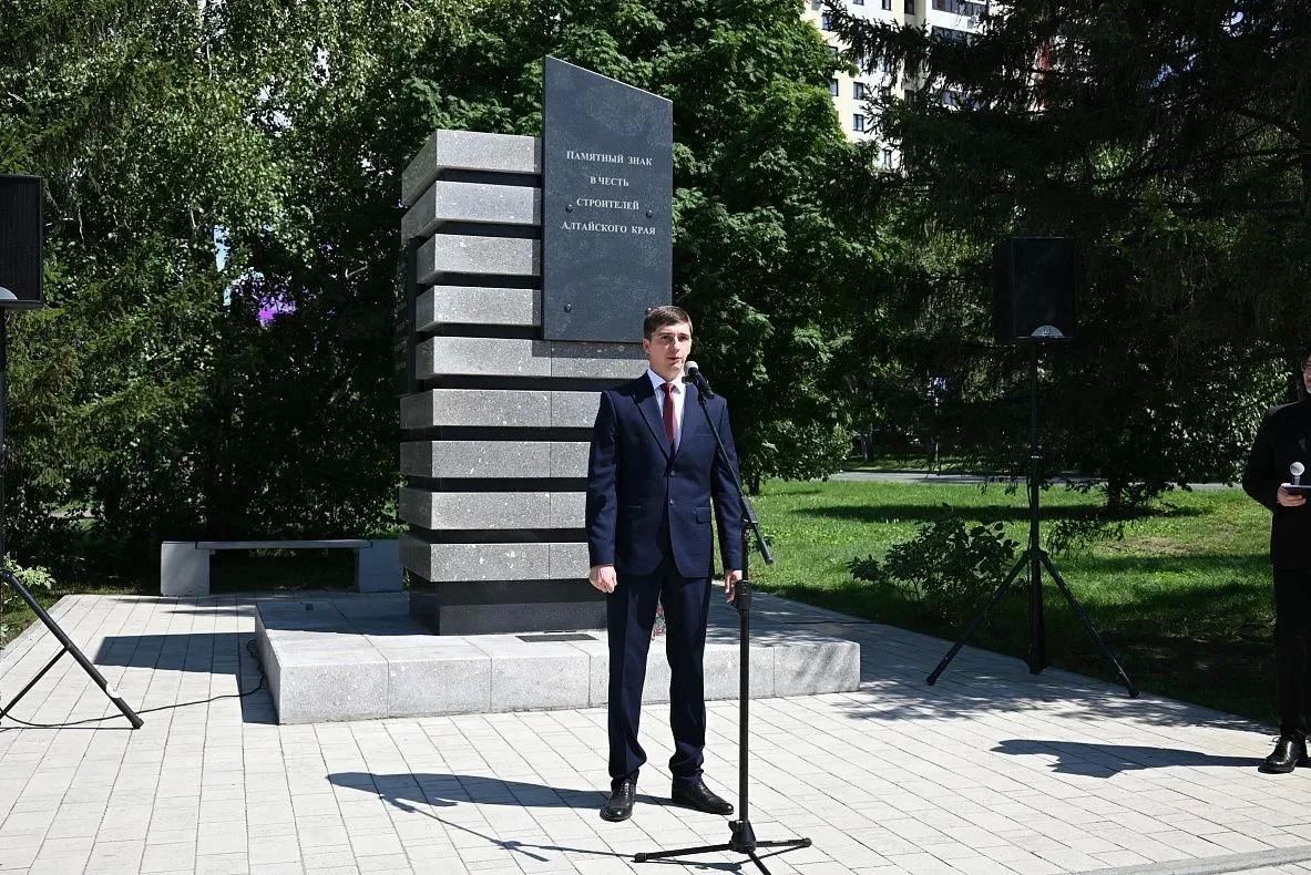 В Барнауле у Памятного знака прошло мероприятие в честь строителей Алтайского края В Барнауле у Памятного знака прошло мероприятие в честь строителей Алтайского края
