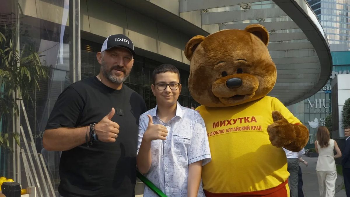 Юный фанат «Динамо-Алтай» получил в подарок клюшку от Александра Овечкина