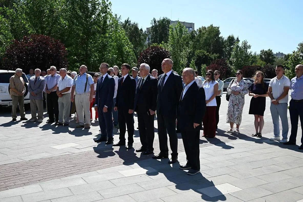 В Барнауле у Памятного знака прошло мероприятие в честь строителей Алтайского края В Барнауле у Памятного знака прошло мероприятие в честь строителей Алтайского края