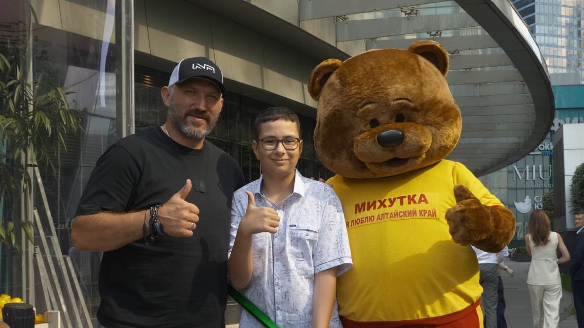 Юный фанат «Динамо-Алтай» получил в подарок клюшку от Александра Овечкина
