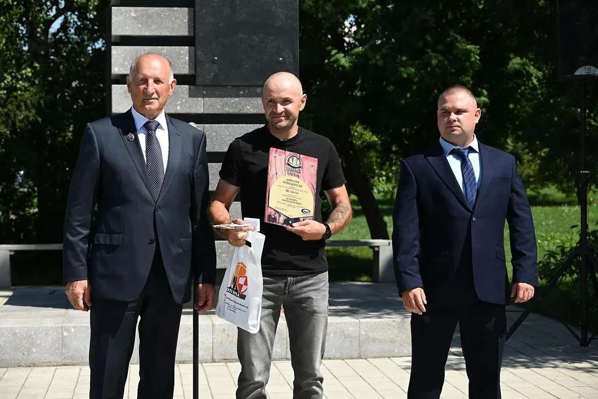 В Барнауле у Памятного знака прошло мероприятие в честь строителей Алтайского края В Барнауле у Памятного знака прошло мероприятие в честь строителей Алтайского края