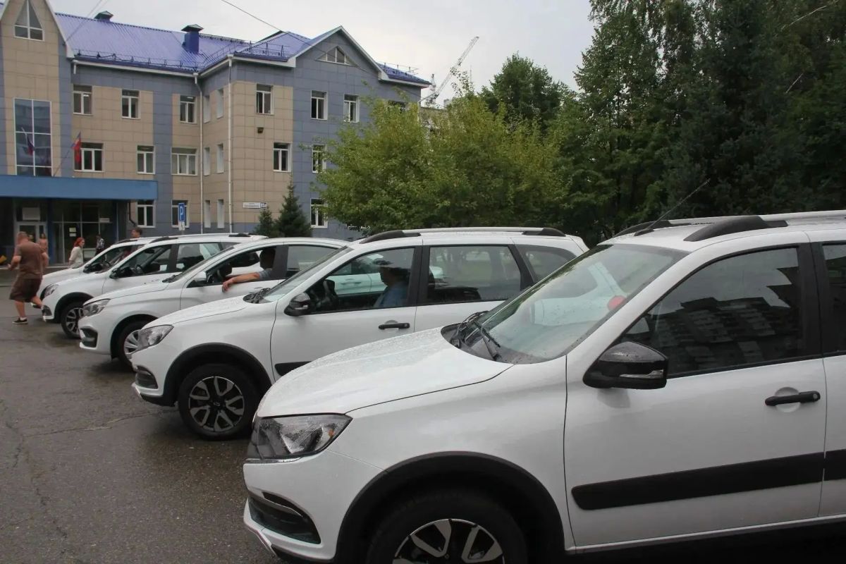 В медучреждения Алтайского края поступили новые автомобили для паллиативной службы и первичного звена В медучреждения Алтайского края поступили новые автомобили для паллиативной службы и первичного звена