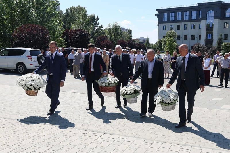 Золотая каска и возложение цветов Золотая каска и возложение цветов