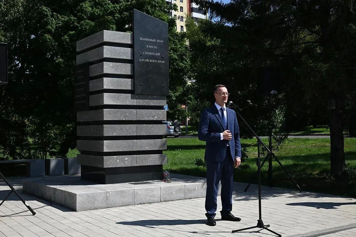 В Барнауле у Памятного знака прошло мероприятие в честь строителей Алтайского края В Барнауле у Памятного знака прошло мероприятие в честь строителей Алтайского края