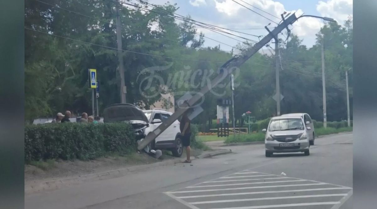 ДТП на ул. Социалистической с участием легкового автомобиля произошло в Бийске