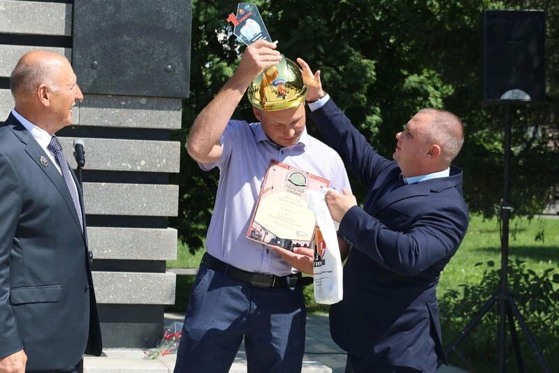 Золотая каска и возложение цветов Золотая каска и возложение цветов