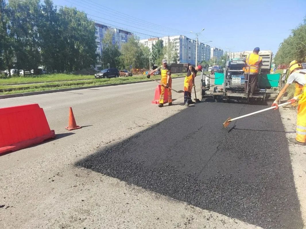 Дорожная служба продолжает текущий ремонт дорог и тротуаров Дорожная служба продолжает текущий ремонт дорог и тротуаров