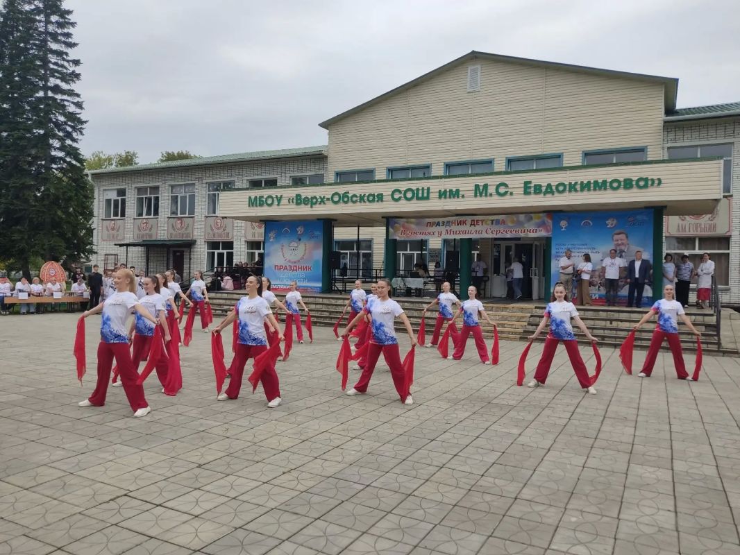 Мероприятия, посвященные памяти Михаила Евдокимова, проходят на его малой родине - в поселке Верх-Обском Алтайского края Мероприятия, посвященные памяти Михаила Евдокимова, проходят на его малой родине - в поселке Верх-Обском Алтайского края