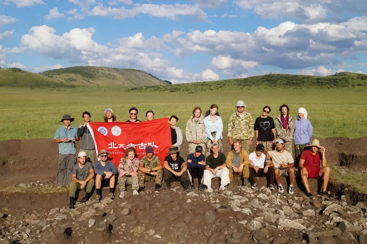 Археологи нашли на Алтае редкое погребение в каменном ящике Археологи нашли на Алтае редкое погребение в каменном ящике