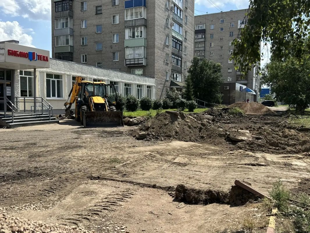 Началось благоустройство территории у Центральной детско-юношеской библиотеки Началось благоустройство территории у Центральной детско-юношеской библиотеки