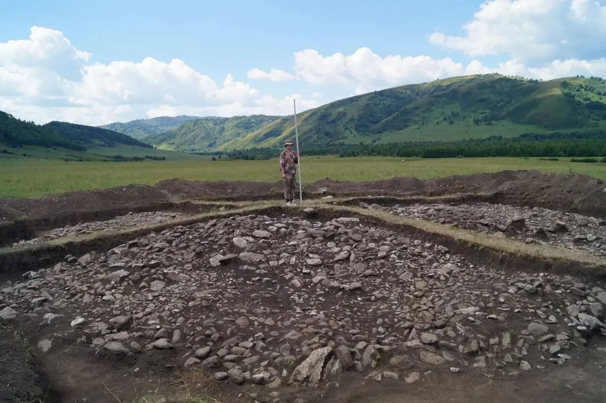 Археологи нашли на Алтае редкое погребение в каменном ящике Археологи нашли на Алтае редкое погребение в каменном ящике