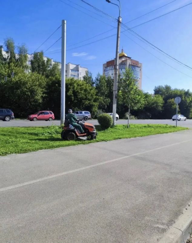 В Барнауле продолжается покос травы на городских зеленых зонах
